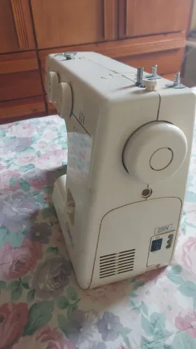 Maquina de costurar roupas marca janone