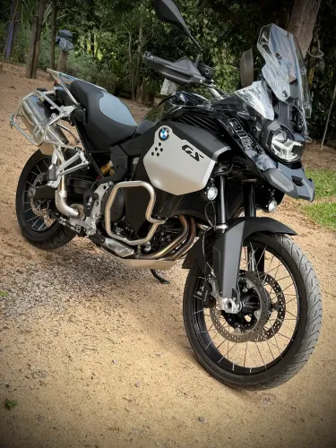 Gs 900 adv 2026 com 2000 km completa em tudo