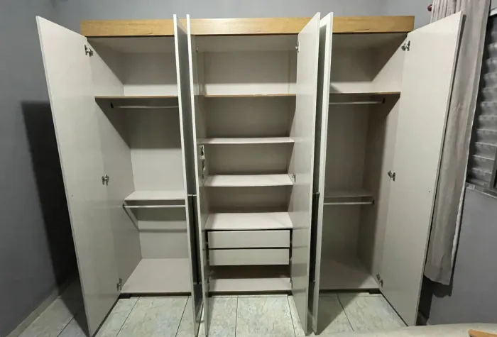 Guarda roupa 6 portas e cômoda com 5 gavetas