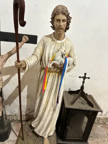 Estátua Sacra de Jesus Bom Pastor Esculpida em Madeira com Caja