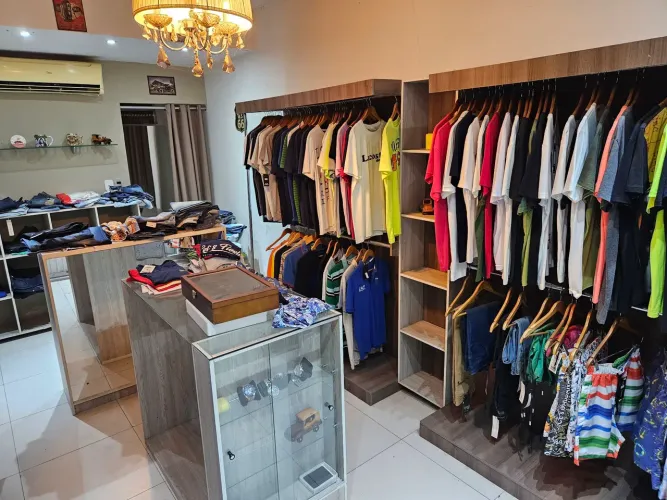 Loja de roupa masculina completa.