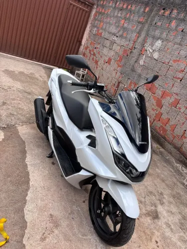 Vendo uma moto PCX 160CC. STD CBS. 2025. Com 2500 km. Cor branca.. 