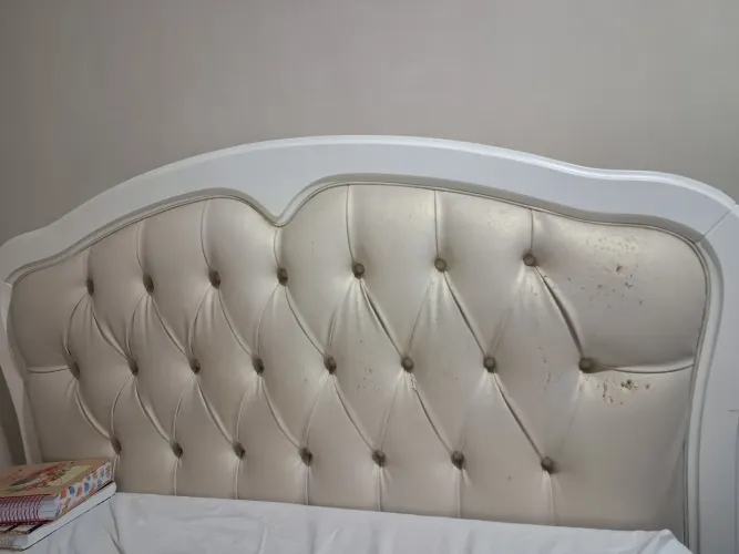 Vendo cama de casal padrão em madeira com colchão