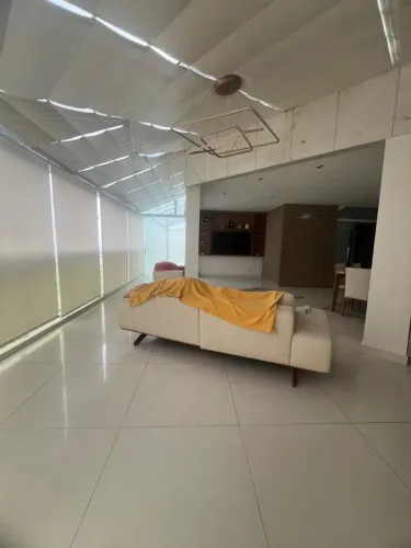 Vendo Apartamento de Cobertura vista mar com 4 suítes mais dependência, porteira fechada.