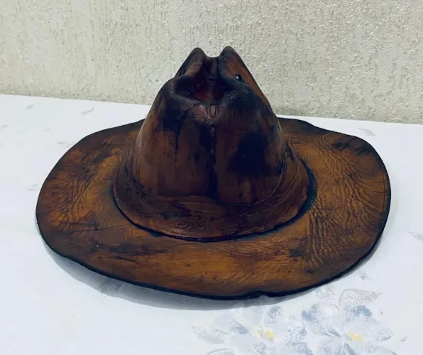 ANTIGO CHAPÉU  DE COURO