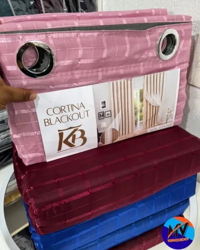 CORTINA DE PORTA FITADA COM BLACKOUT.