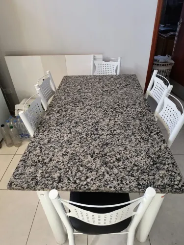 Mesa com 6 cadeiras e tampo em granito