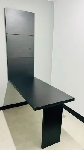 Mesa de reunião preta com painel