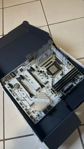 Placa mãe, memórias ddr4, processador e fonte. 