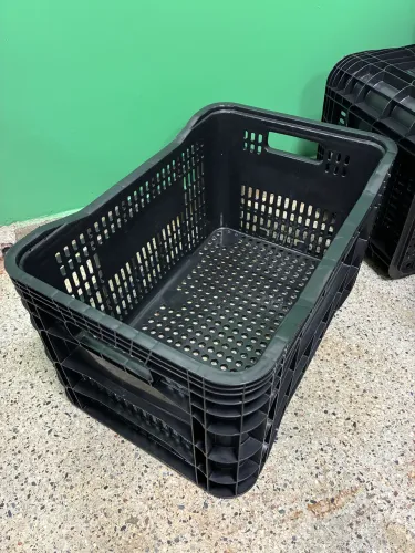 Caixa plástica vazada preta