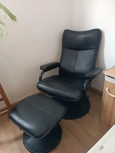 Poltrona reclinável com puf preta