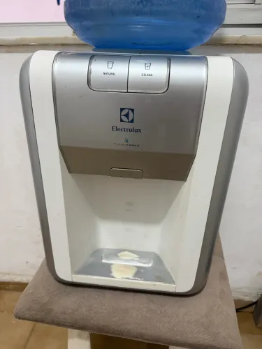 Vendo bebedouro semi novo funcionando perfeitamente