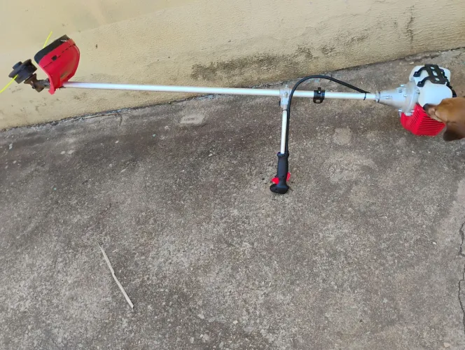 Vende uma roçadeira semi nova usei somente duas vezes, marcaToyama TBC52X.