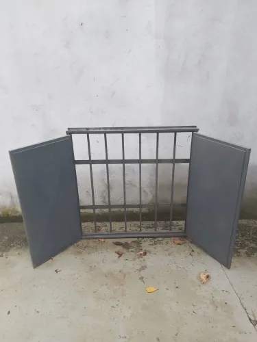Janela 1,00x1,00m de duas folhas galvanizada com grade de segurança 