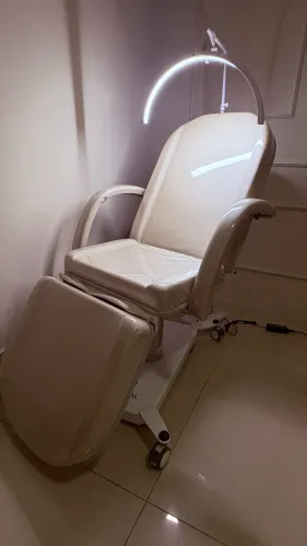 Maca Estética Harmonização Premium Pontual + Mocho + Luminária LED Meia Lua