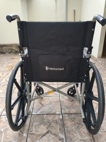 Vendo Cadeira de Roda e Cadeira de banho 