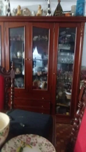Vendo uma cristaleira e um bar antigo 