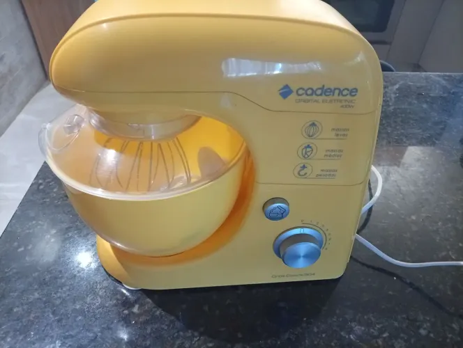 Batedeira planetária Cadence color 220 com todos os acessórios,massa pesada, leve e média.