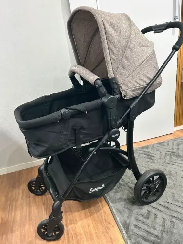Carrinho de bebê Burigotto com bebê conforto
