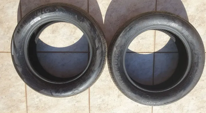 2 Pneus 185 60 R15 meia vida