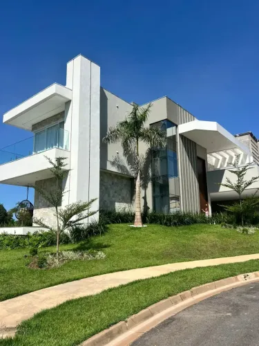 CASA SOBRADO ALTO PADRÃO, ESQUINA, MOBILIADA, COND. FLORAIS DA MATA, 4 SUÍTES, REGIÃO CHAP