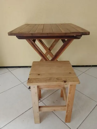 Vendo mesa de madeira e banquinho.