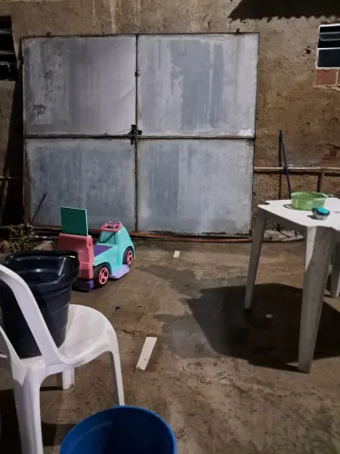 Vendo portão para garagem usado com pequenas avarias 