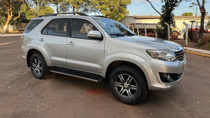 Toyota Hilux SW4 SR 4X2 2.7/ 2.7 Flex 16V Aut. 2014