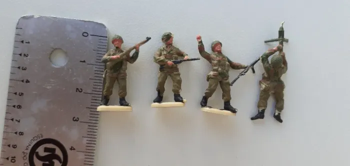 50 Miniaturas Soldados Guerra ANOS 70. Esc:1/72 pintados a mão.