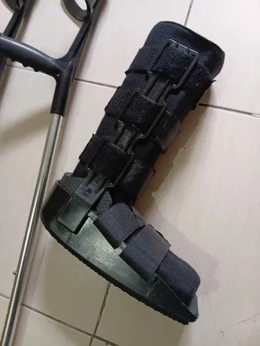 Muletas e bota ortopédica