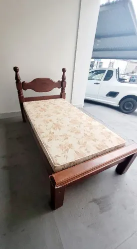 Cama de solteiro clássica em madeira maciça 