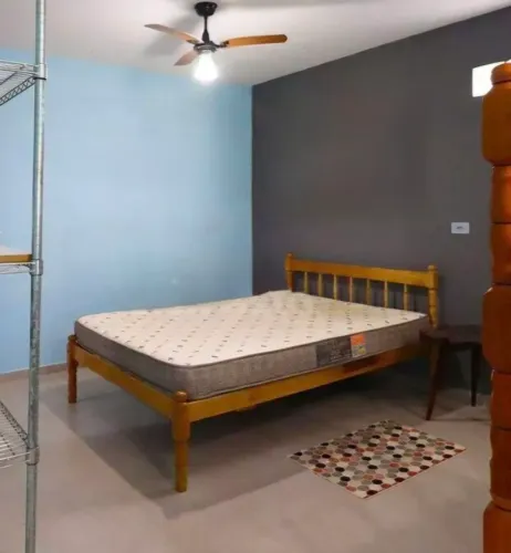 Cama de madeira casal