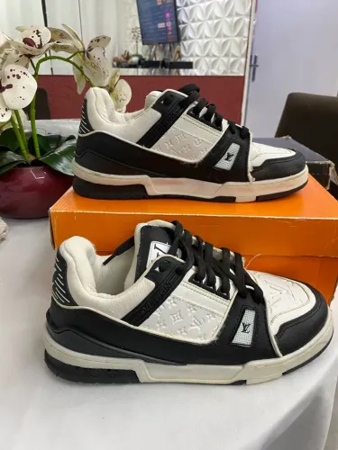 Ténis Estilo Louis Vuitton Trainer Pretos e Brancos - Tamanho 40