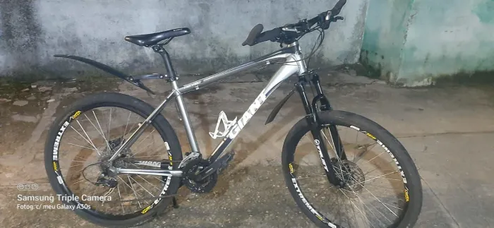 Bicicleta Giant Ravel aro 26 equipada com câmbios Shimano alívio e freios deore