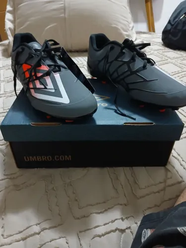 Vendo chuteira campo umbro nova.