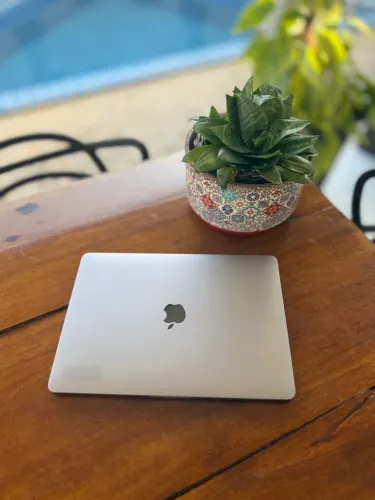 MacBook Pro 13 i5 8gb ram, ssd 256gb, placa video 1,5gb A1708
