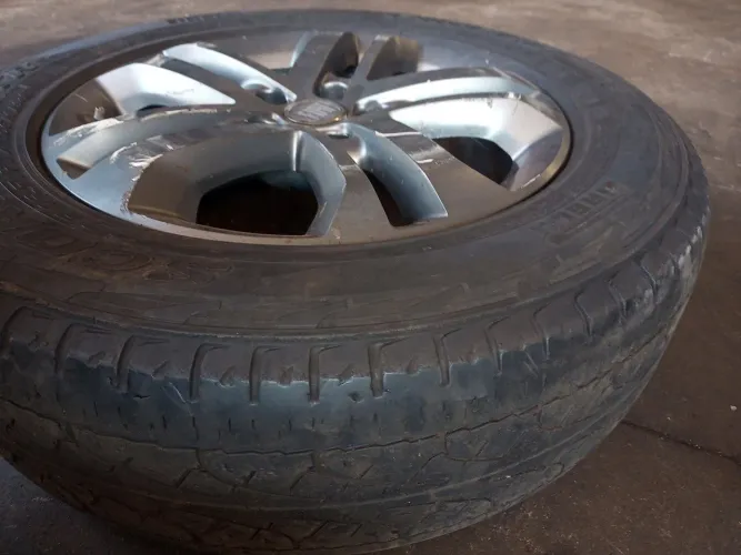 Uma Roda Com Pneu Da Fiat Toro 2019 225/65r17 Original