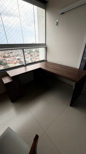 Mesa de escritório em L com gaveteiro