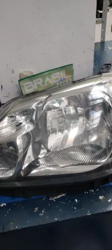 farol esquerdo Toyota Etios