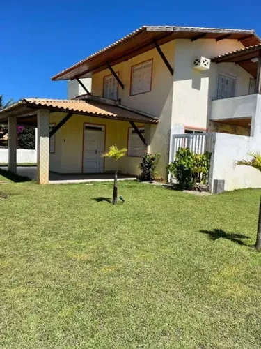 Em frente a praia em condomínio 4/4 com piscina