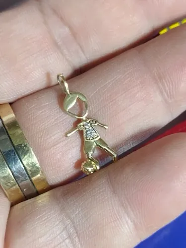 Pingente Menino Com Bola no Pé Direito Ouro 18 Kilates 0.80 Grama 20 mm                  