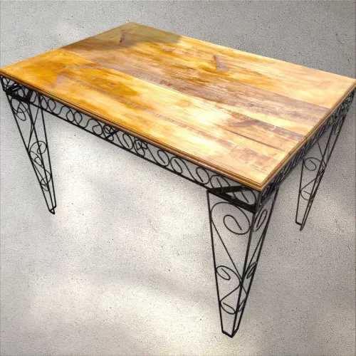 Mesa no estilo Colonial com pernas desmontáveis 