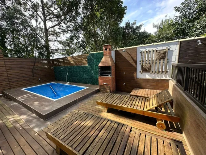 Condomínio fechado, 3 quartos sendo 2 suítes, 1 loft mobiliado na área externa e 4 vagas n