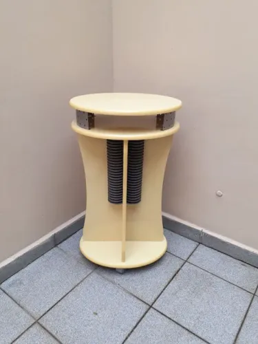 Aparador para uso geral com suporte para coleção de cd.s