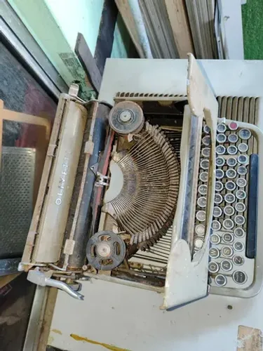 Maquina de escrever olivetti antiga no estado