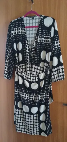 Vestido de bolinhas preto e branco