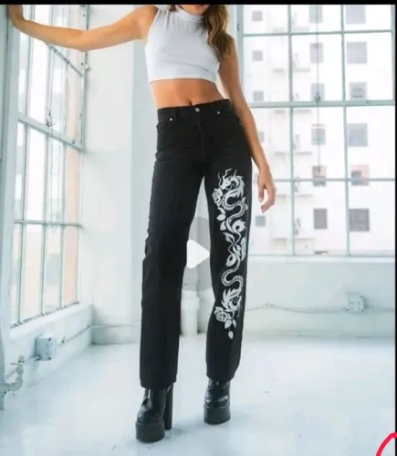 Calça Jeans Preta com Estampa de Dragão shein 42