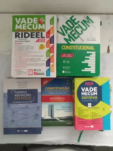 Cinco livros de direito 
