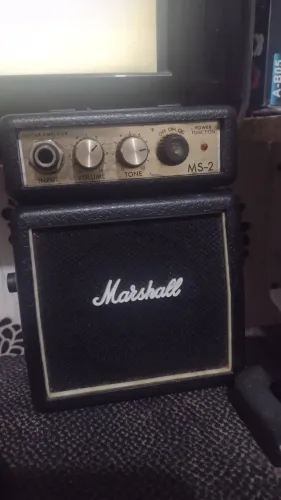 Mini amplificador portátil Marshall.