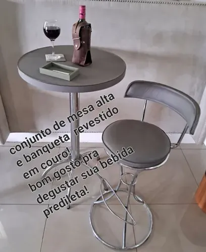 Conjunto mesa e banqueta